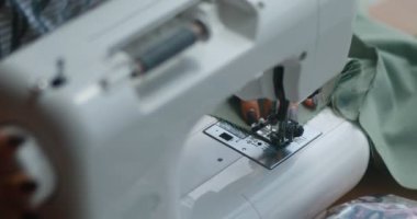 kadın scribbles Tarih bir dikiş makinesi