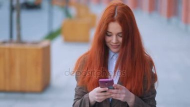 telefon kullanan kırmızı baş kadın