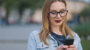 akıllı telefon açık kullanan kadın