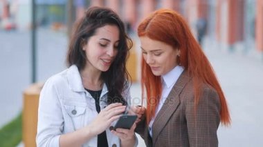 söz ve smartphone kullanarak arkadaşlar