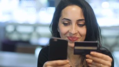 Online alışveriş yapma kadın