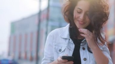 Cep telefonu kullaranarak kadın gülüyor 