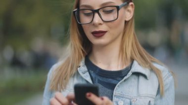 akıllı telefon açık kullanan kadın