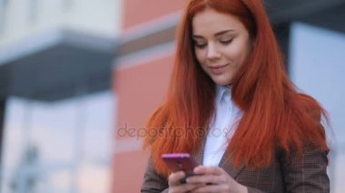 telefon kullanan kırmızı baş kadın
