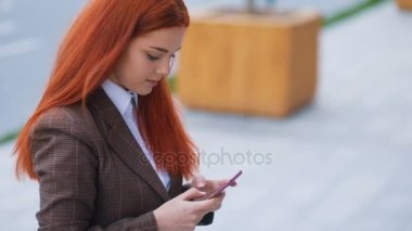 telefon kullanan kırmızı baş kadın