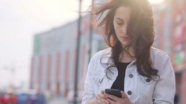 Cep telefonu kullaranarak üzgün kadın