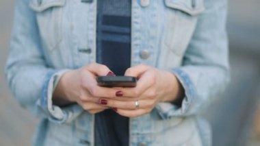 akıllı telefon açık kullanan kadın