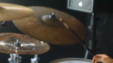 davul çalmaya adam