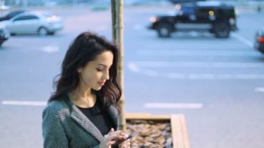 Cep telefonu kullaranarak kendine güvenen kadın
