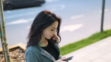 Cep telefonu kullaranarak kendine güvenen kadın