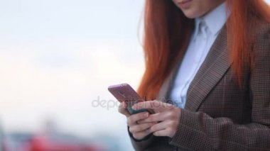 telefon kullanan kırmızı baş kadın