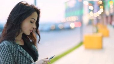 Cep telefonu kullaranarak kendine güvenen kadın
