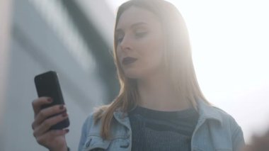 Smartphone açık kullanan kadın