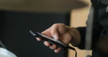Erkek el cep telefonunuzun ve