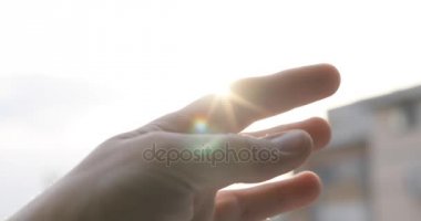 Güneş ışınları yakalamak için el