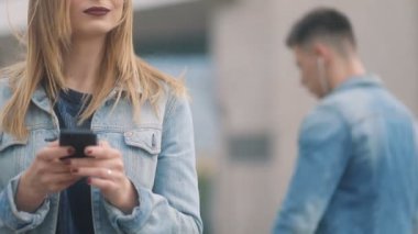 kadın mesaj yolu ile smartphone Park