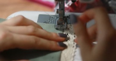 kadın scribbles Tarih bir dikiş makinesi