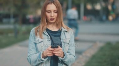 kadın mesaj yolu ile smartphone Park