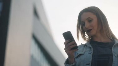 Smartphone açık kullanan kadın