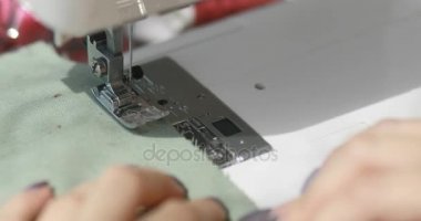 kadın scribbles Tarih bir dikiş makinesi