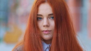  Durgun göz ve yeşil gözlü kadın