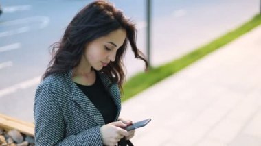 Cep telefonu kullaranarak kendine güvenen kadın