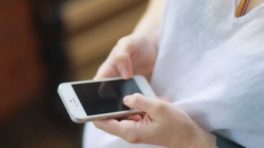 Akıllı telefon kullanan hamile bir kadın.