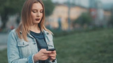 kadın mesaj yolu ile smartphone Park