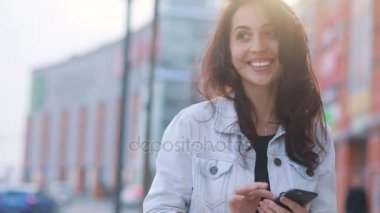 Cep telefonu kullaranarak kadın gülüyor 