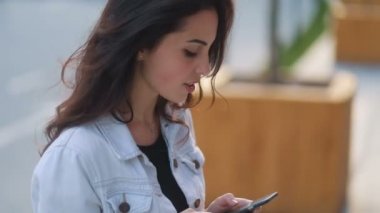 Cep telefonu kullanan güzel bir kadın. 