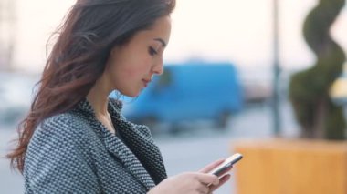 Cep telefonu kullaranarak kendine güvenen kadın