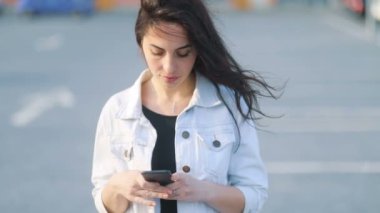 Cep telefonu kullanan güzel bir kadın. 