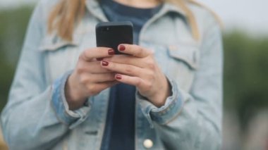 akıllı telefon açık kullanan kadın