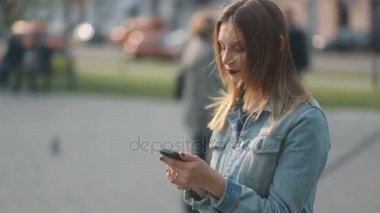 Smartphone açık kullanan kadın