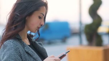 Cep telefonu kullaranarak kendine güvenen kadın