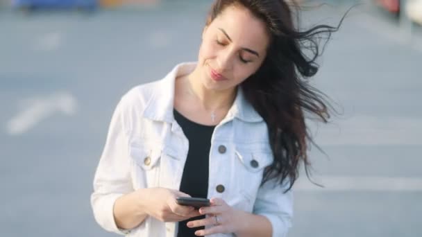 Mooie vrouw met behulp van mobiele telefoon — Stockvideo