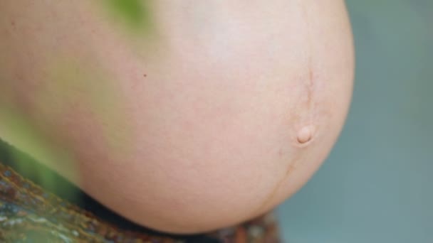 Gravid kvinna som rör vid magen — Stockvideo