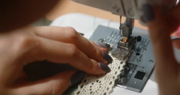 Donna scarabocchi su una macchina da cucire — Video Stock