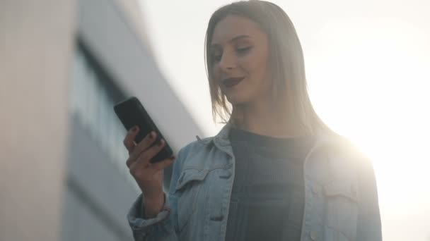 Femme utilisant smartphone extérieur — Video