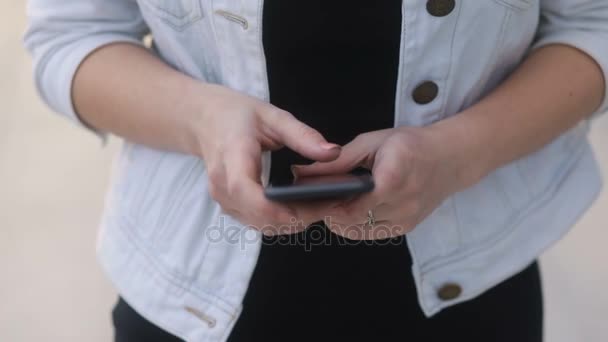 Beautiful woman using mobile phone — Stock Video