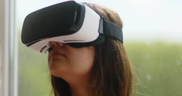 Young woman using VR headset Royalty Free Stock Footage