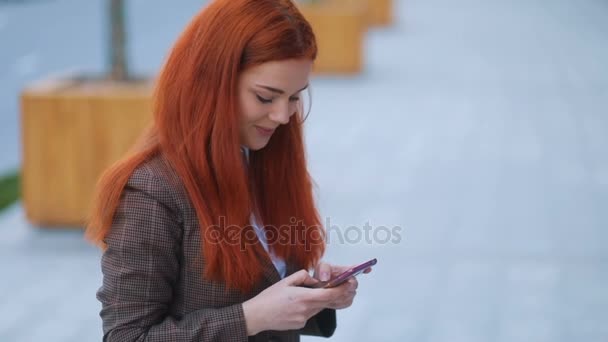 Mulher cabeça vermelha usando telefone — Vídeo de Stock