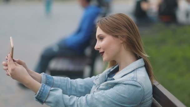 Mujer haciendo selfie al aire libre — Vídeo de stock