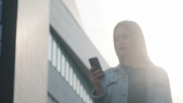 Femme utilisant smartphone extérieur — Video