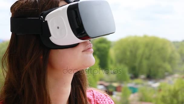 Mujer joven usando auriculares VR — Vídeos de Stock