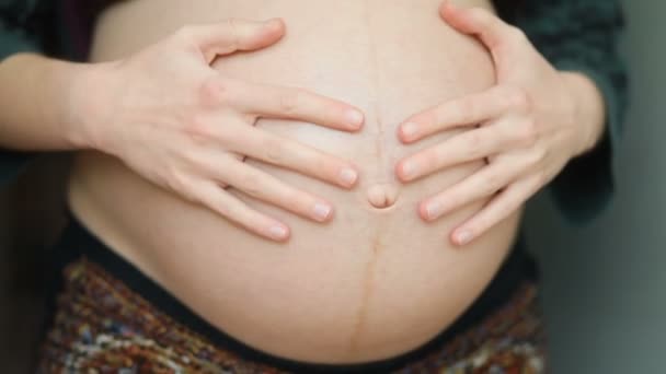 Femme enceinte touchant le ventre — Video