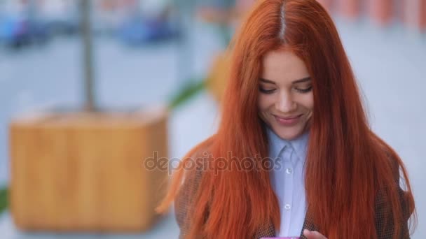 Tête rouge femme utilisant le téléphone — Video