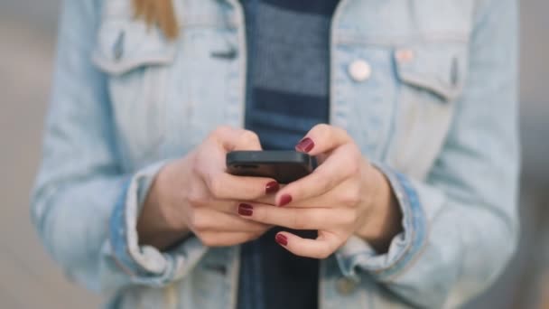 Mujer usando teléfono inteligente al aire libre — Vídeos de Stock