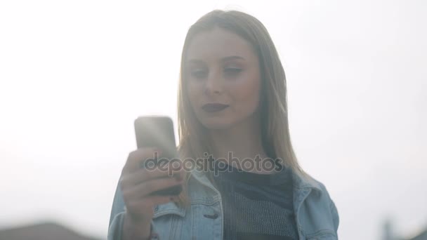 Kvinna med smartphone utomhuspool — Stockvideo