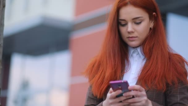 Červená hlava žena pomocí programu telefon — Stock video